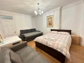 Private Double Room In West Marylebone, 1 step to Tube Station